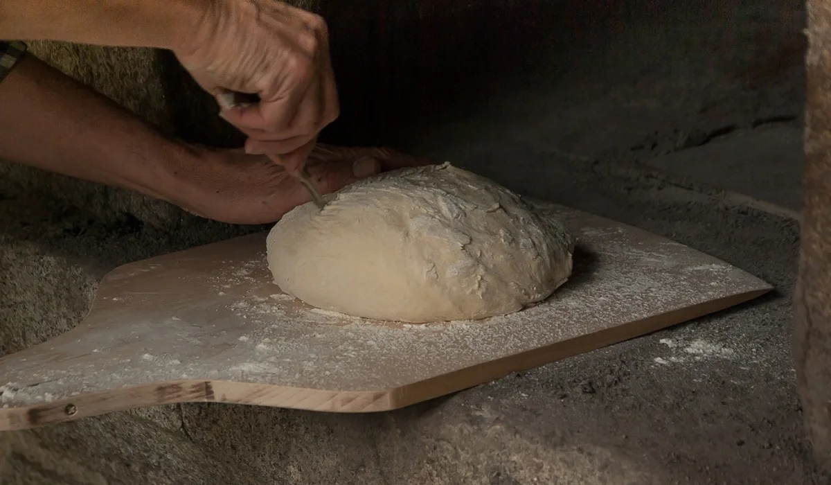 sauerteigbrot einschneiden
