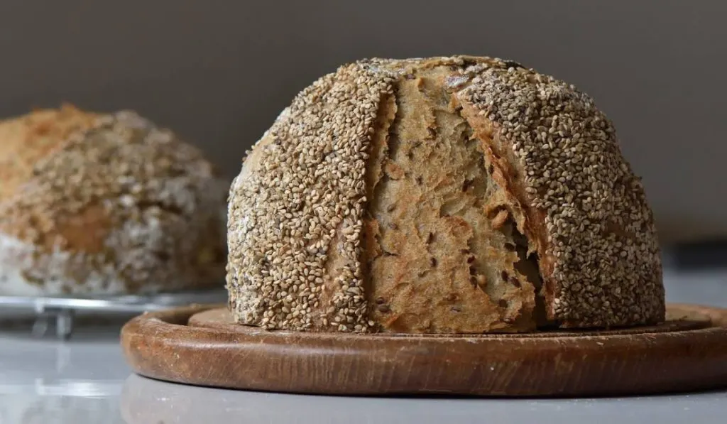 Bread cutted in half on a wooden plate
Sourdough Bread with Ancient Grains: A Delicious Take on Tradition