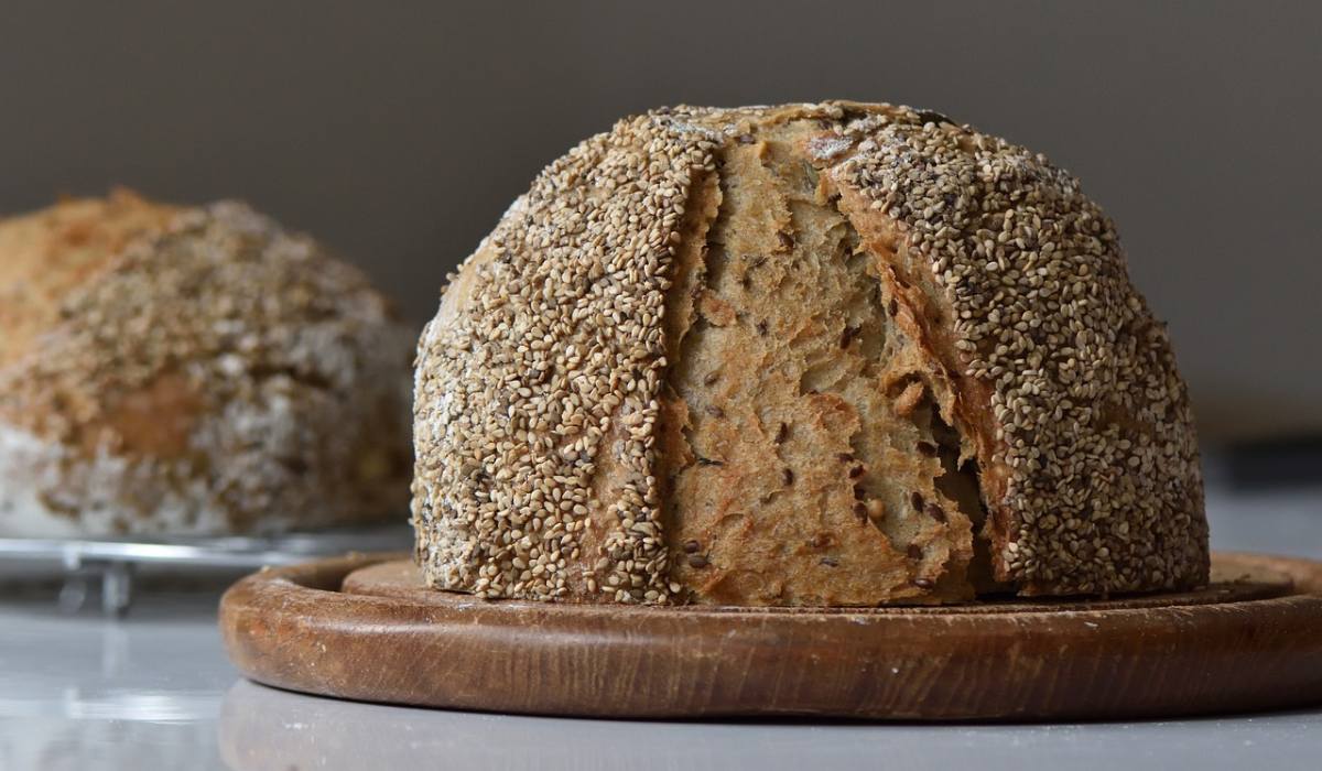 Bread cutted in half on a wooden plate
