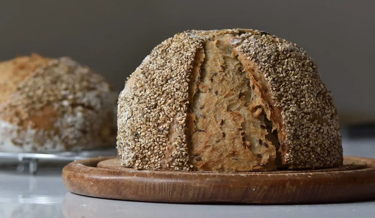 Bread cutted in half on a wooden plate