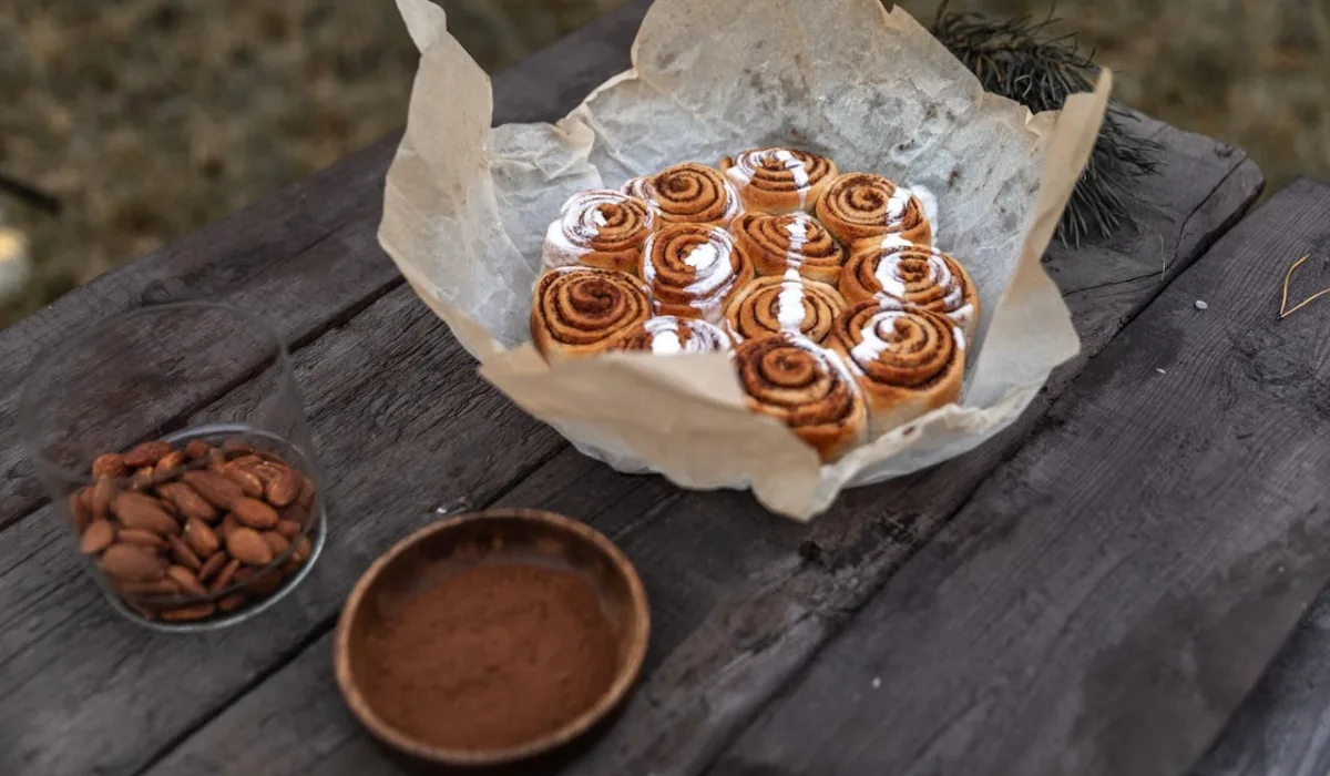 Cinnamon Rolls in a Parchment Paper
